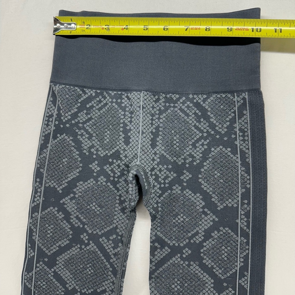 LULULEMON Athletica Leggings Ebb to Street Slate Snake Skin Gray Size 2 - Picture 3 of 7